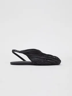 Saskia Stranded Flat