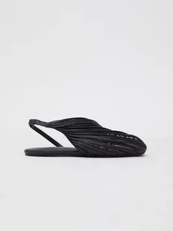 Saskia Stranded Flat